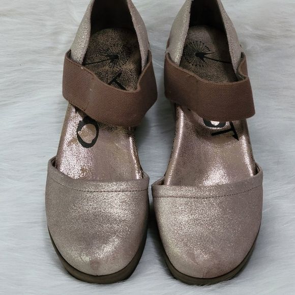 USED IN GREAT CONDITION, OTBT SANDALS IN BRONZE COLOR! - Picture 7 of 7